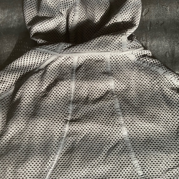 Lululemon Mesh on Mesh Jacket - Picture 13 of 15